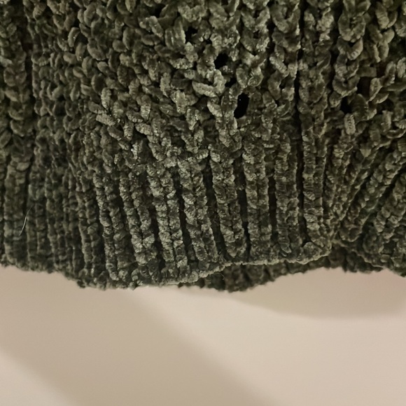 Warm & Cozy Green Pullover Sweater - Picture 7 of 9